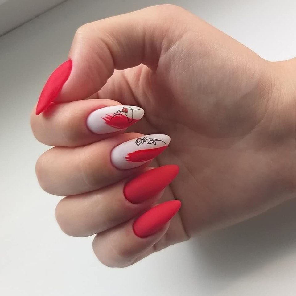 Красный матовый маникюр 2022 миндаль