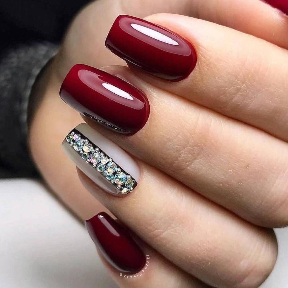 Красно бордовый маникюр