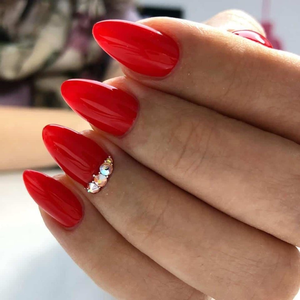 Красный маникюр 2023 миндаль