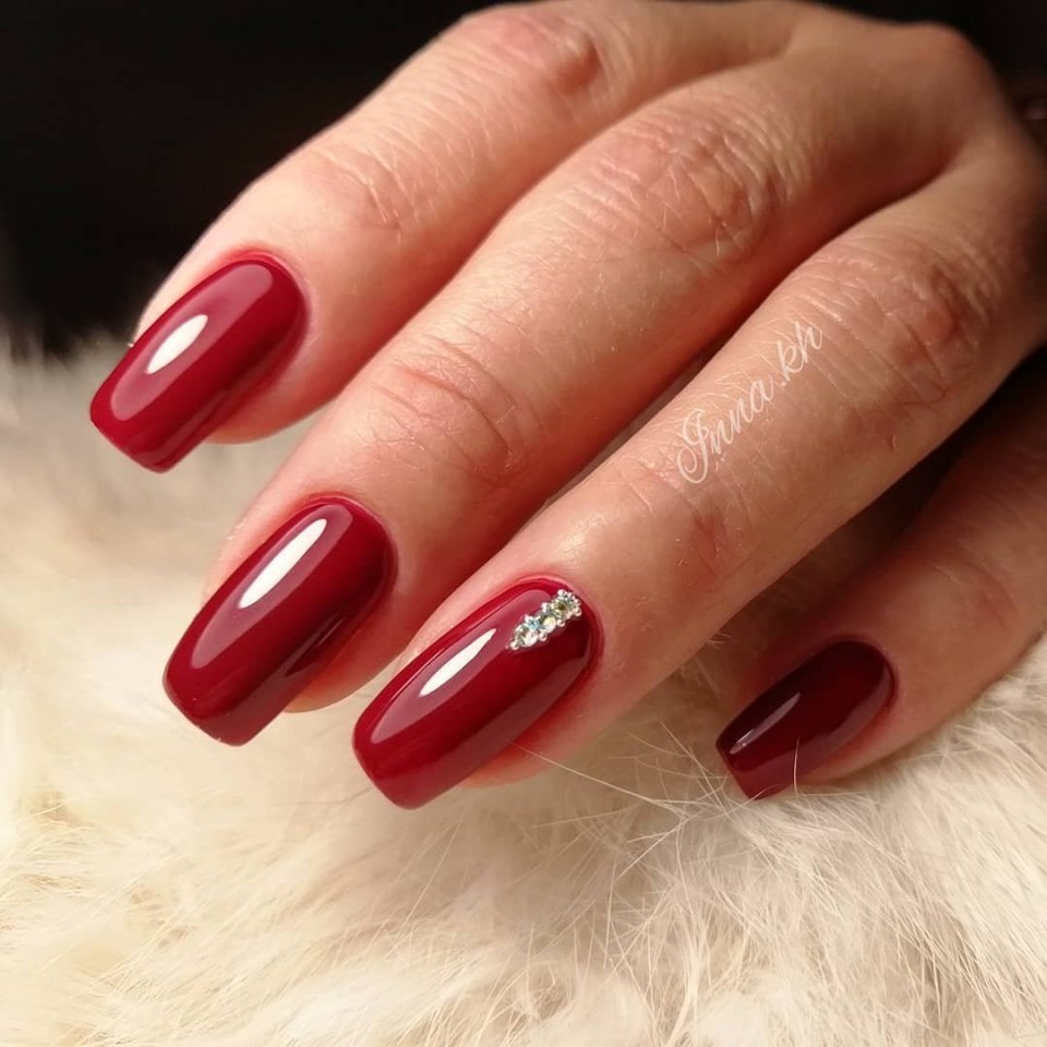 Красные ногти 2021