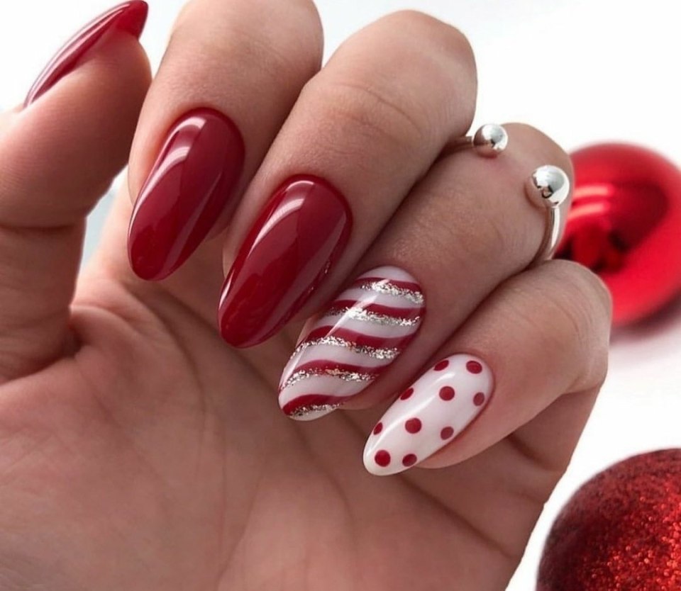 Красный новогодний маникюр 2022