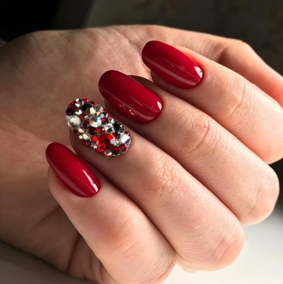 Красные ногти с камнями