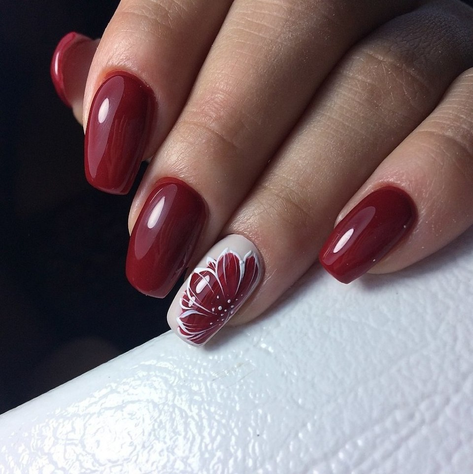 Бордовый маникюр с тюльпанами