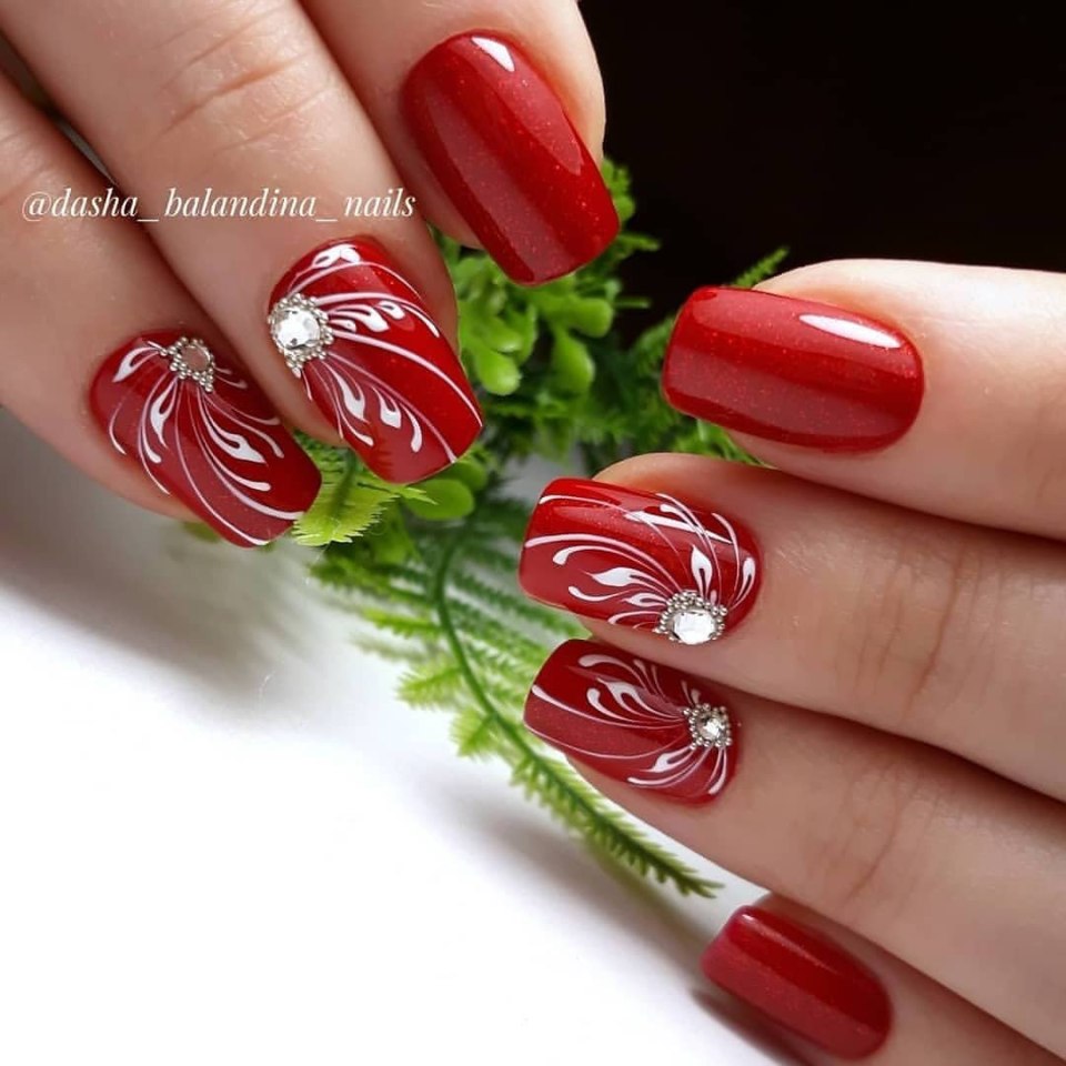 Маникюр Весна красный