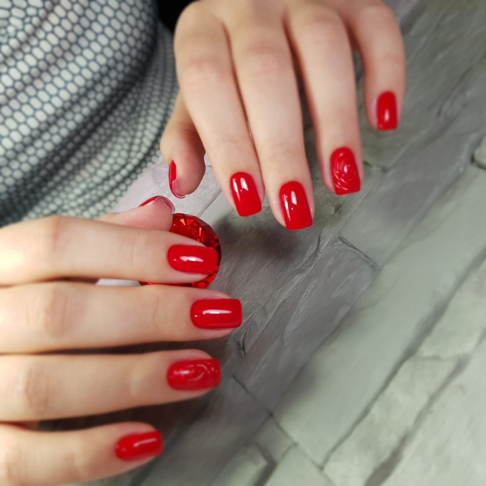 Классический красный маникюр