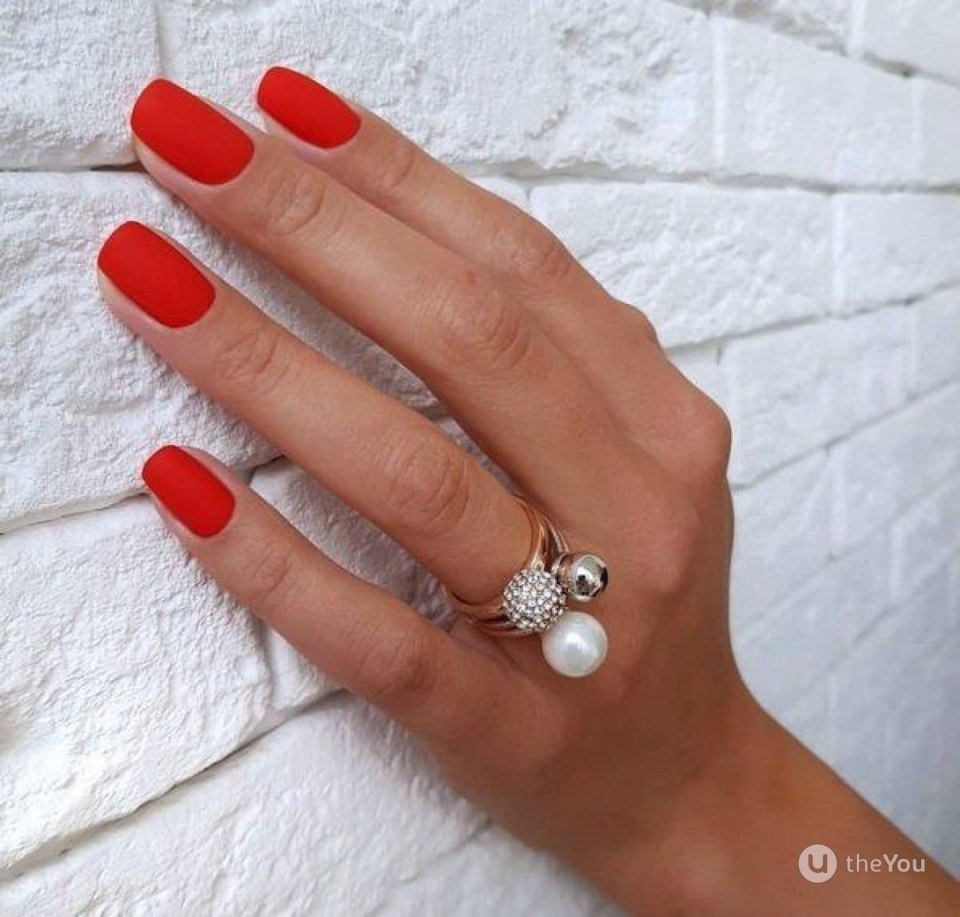 Ногти модные однотонные красный