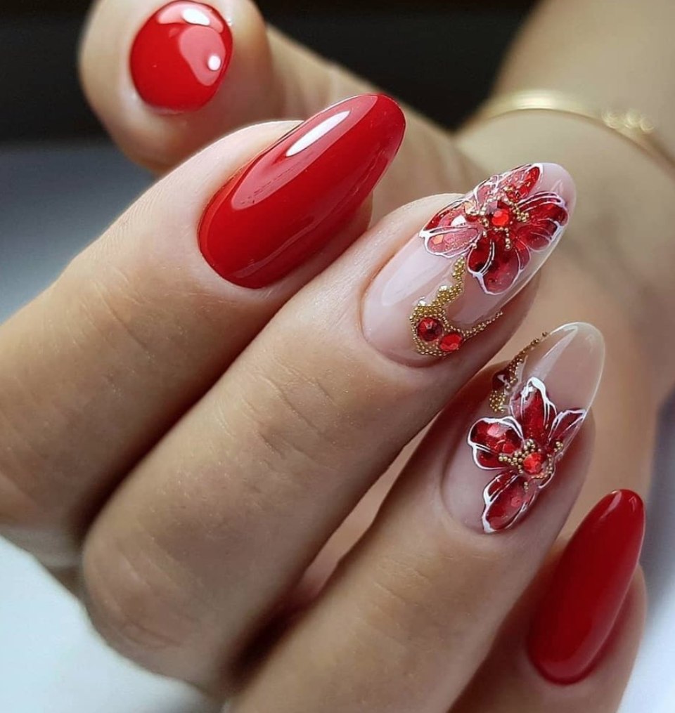 Красный маникюр с цветами