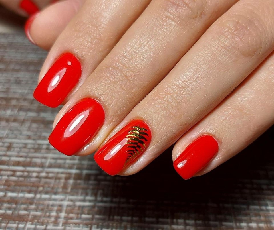 Красный маникюр с волнами