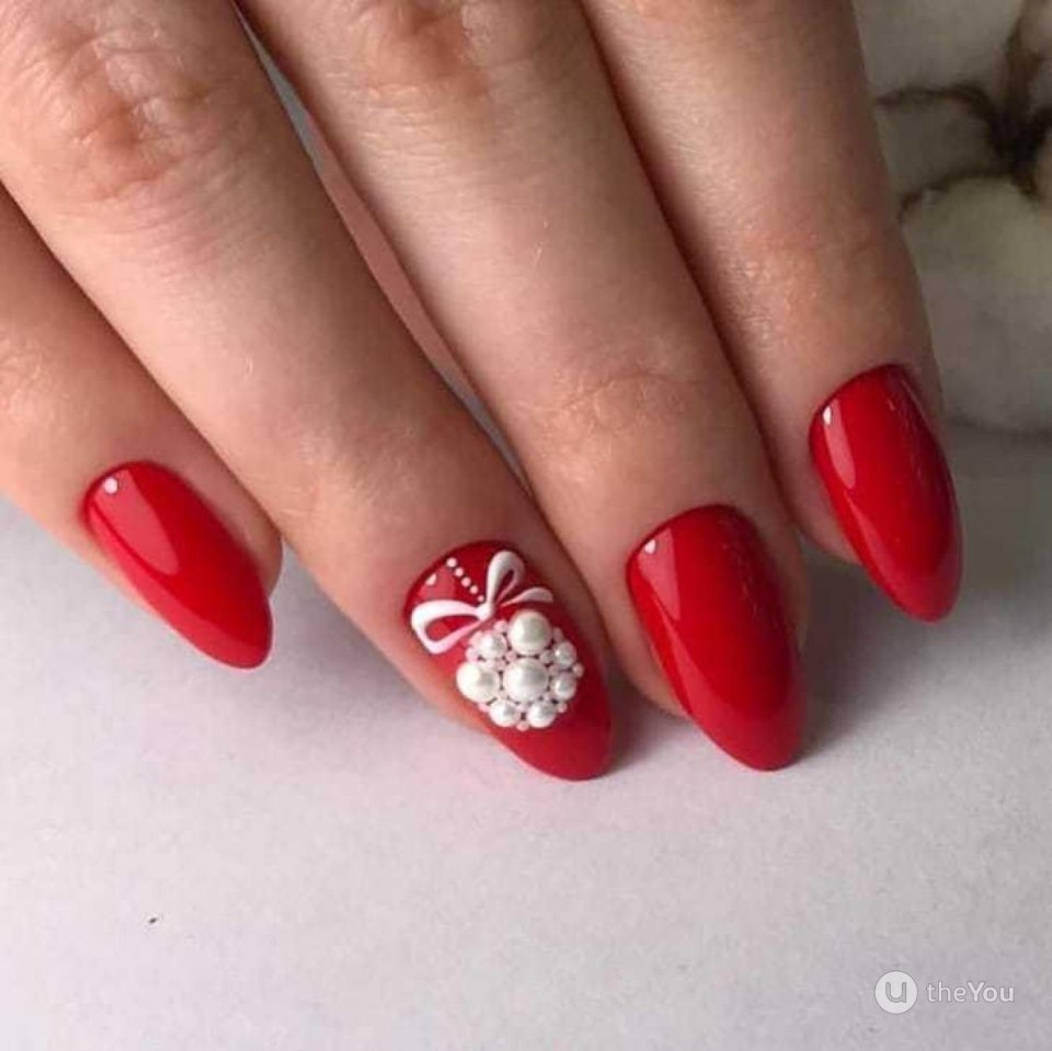 Новогодний маникюр миндаль красный