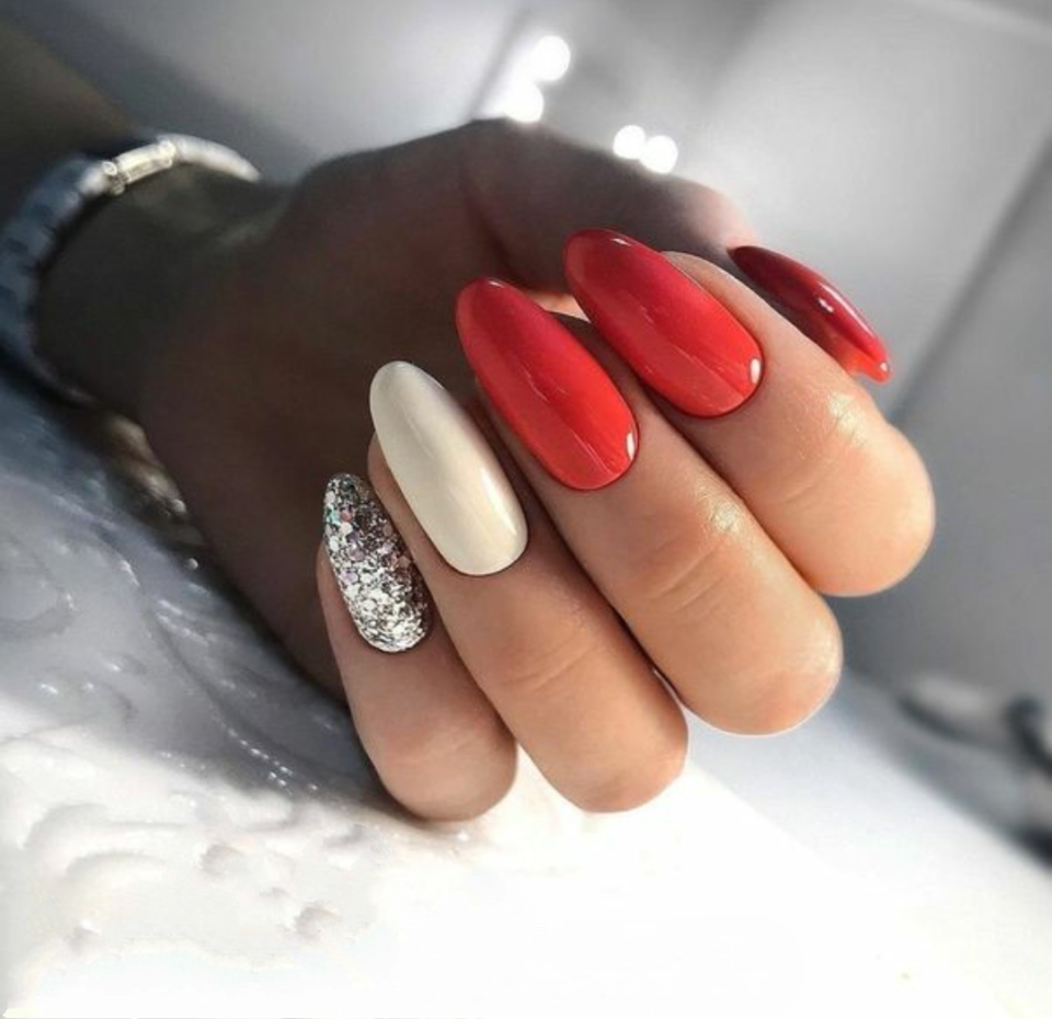 Маникюр на длинные овальные ногти красный