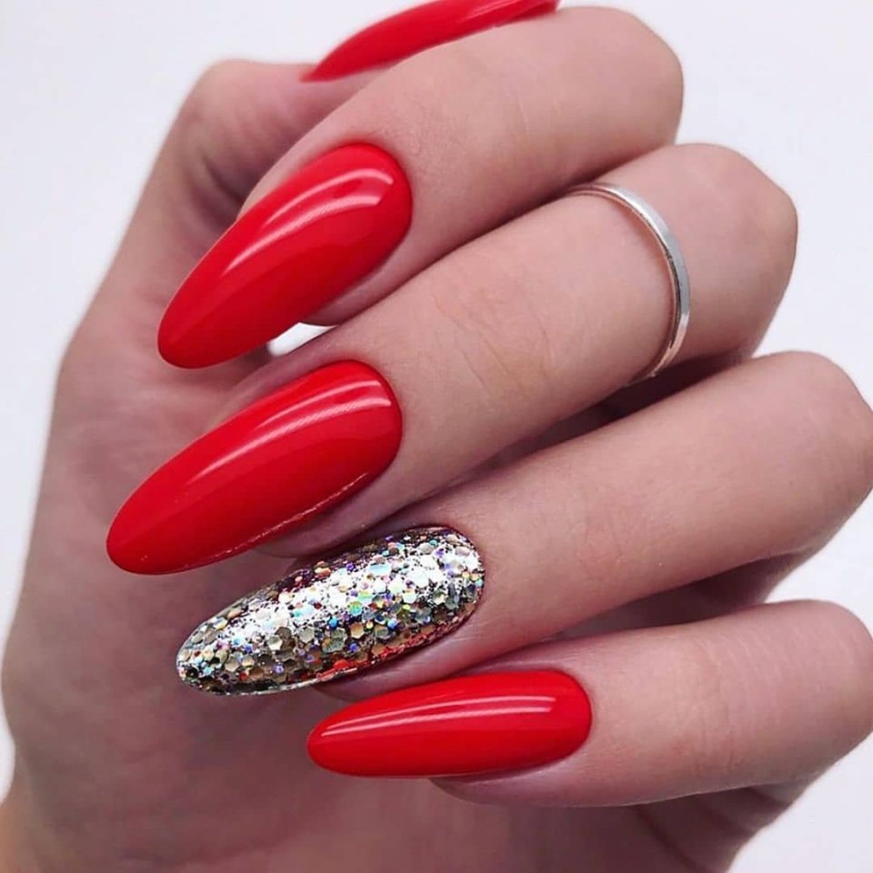 Маникюр красный с золотом миндаль 2022