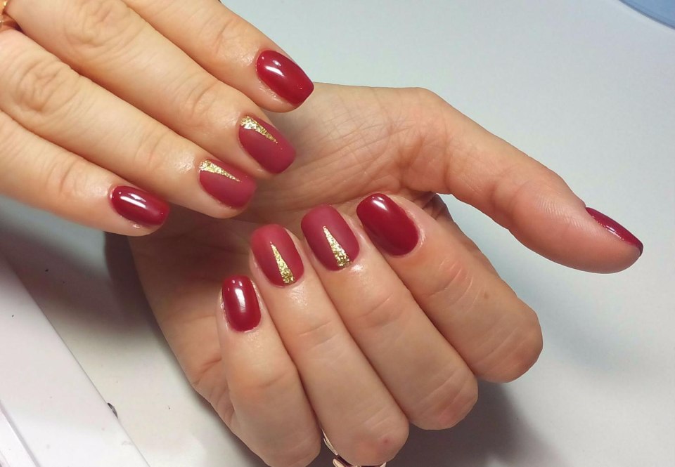 Однотонный красный маникюр на короткие ногти