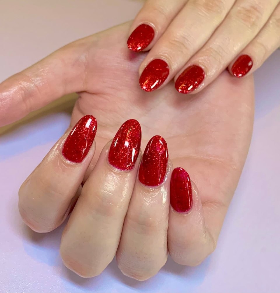 Красный маникюр с шиммером