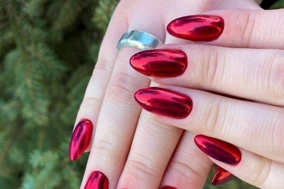 Красный маникюр с втиркой 2021