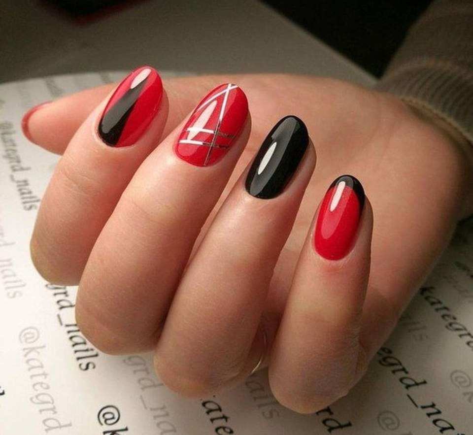 Маникюр короткий овал красно черный