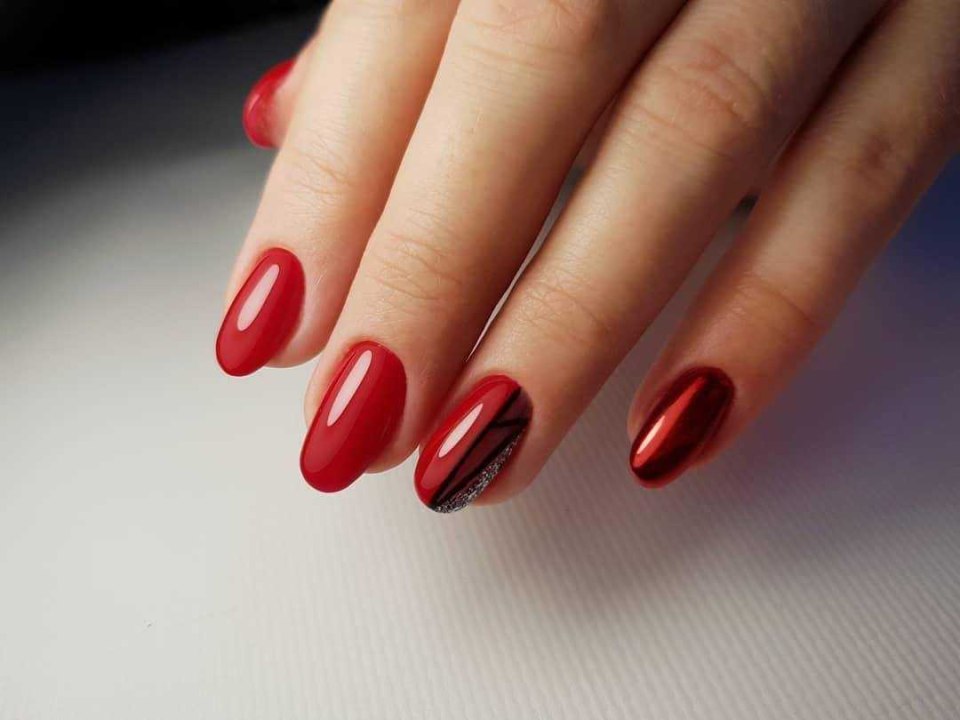 Красный маникюр 2022