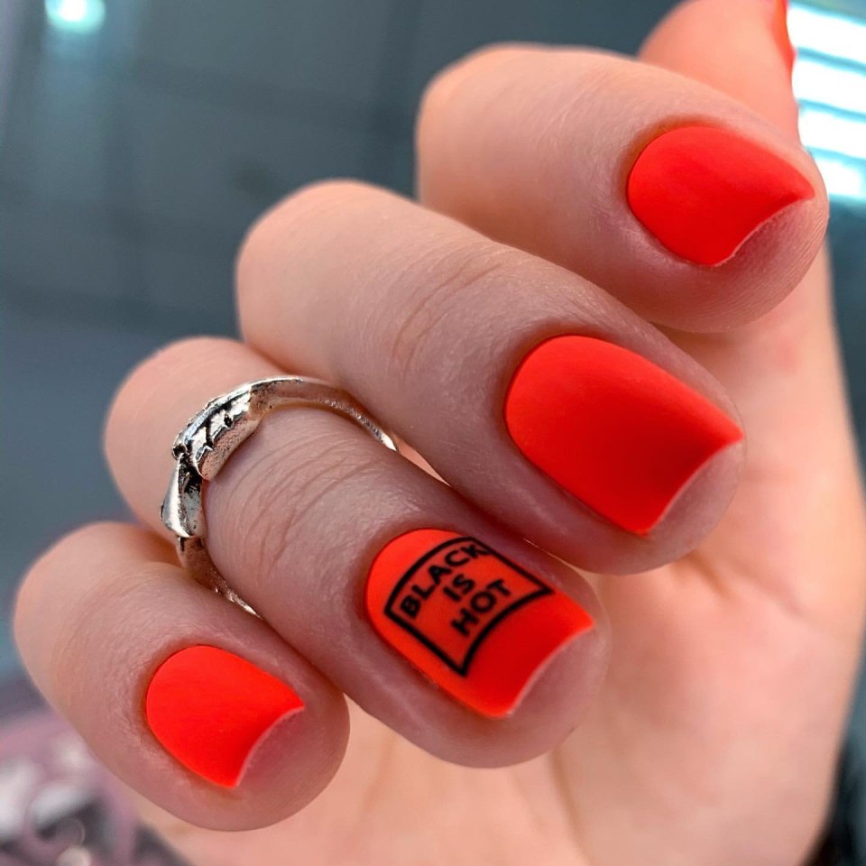 Красный маникюр на короткие ногти квадратной