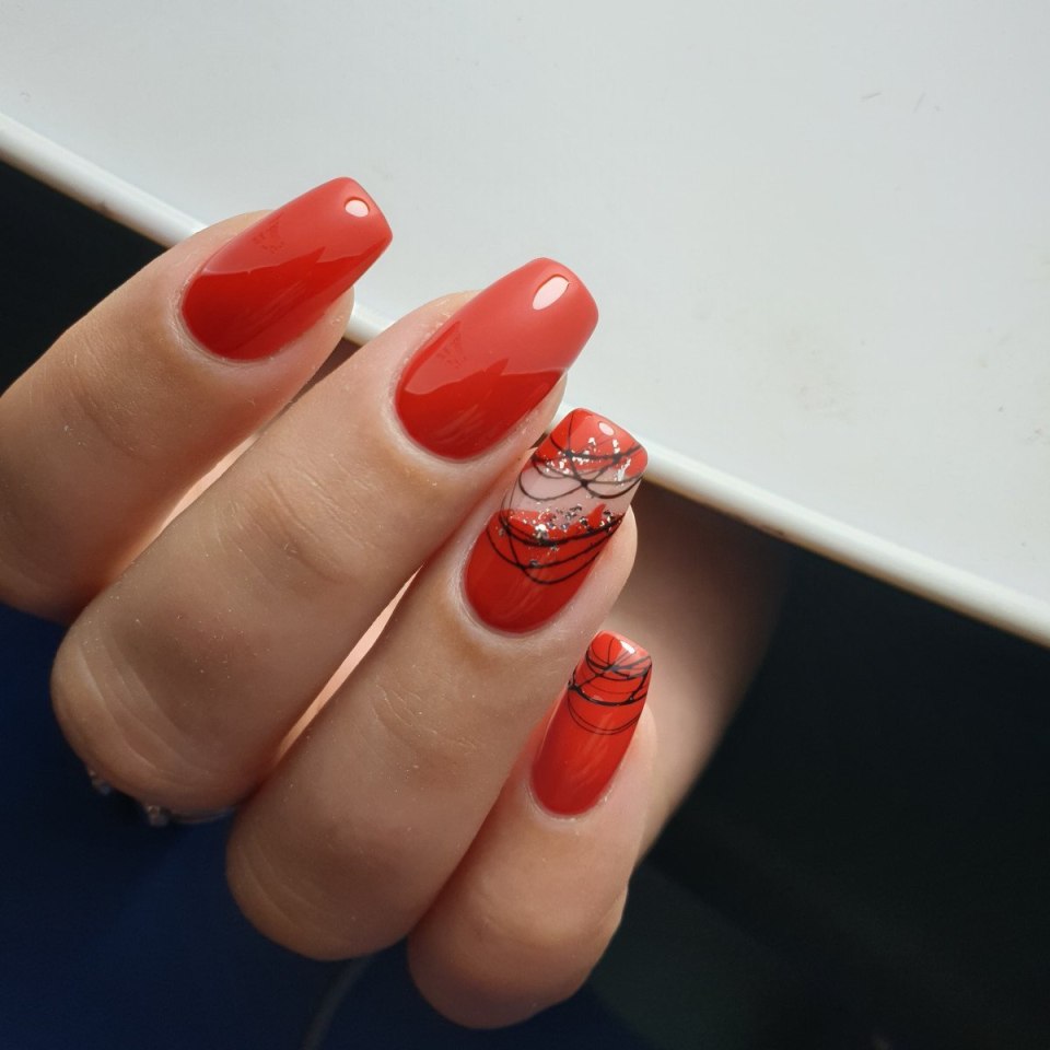 Красные ногти 2022