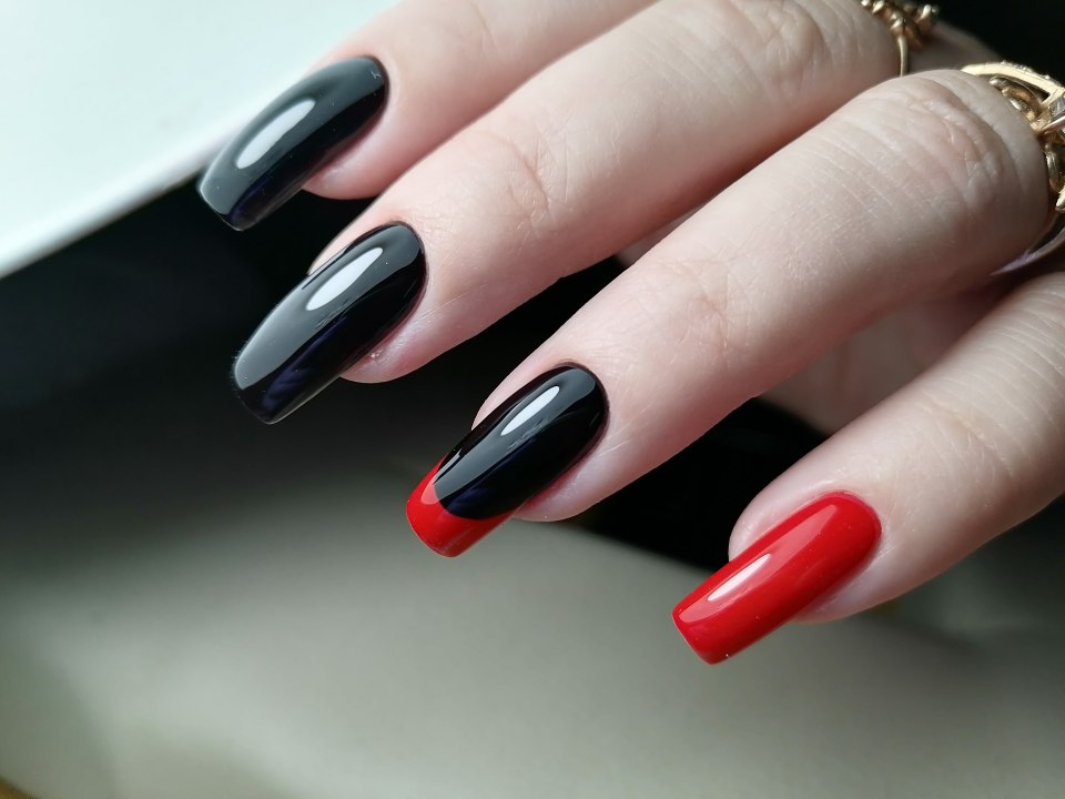 Маникюр чёрный с красным матовый
