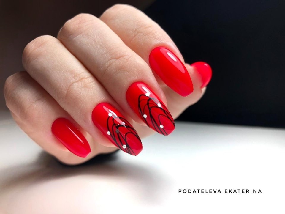 Красные ногти с молнией