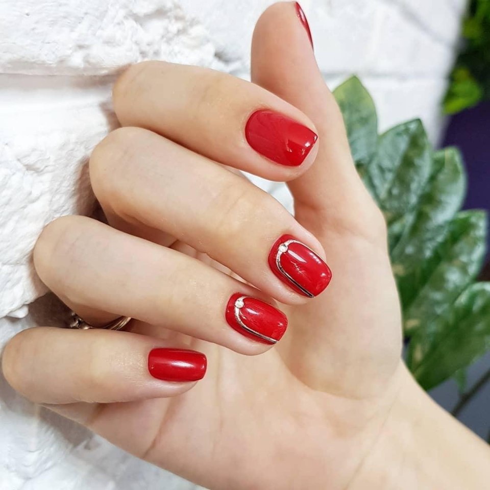 Красный маникюр на короткие