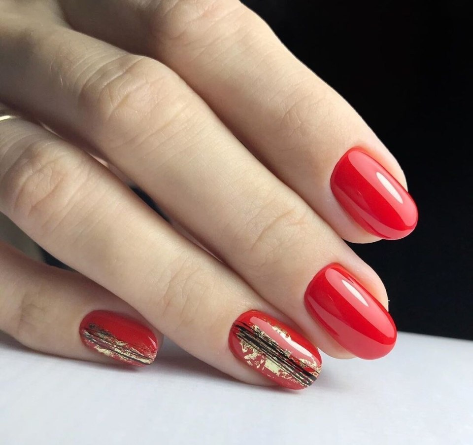Красный маникюр на короткие ногти 2022