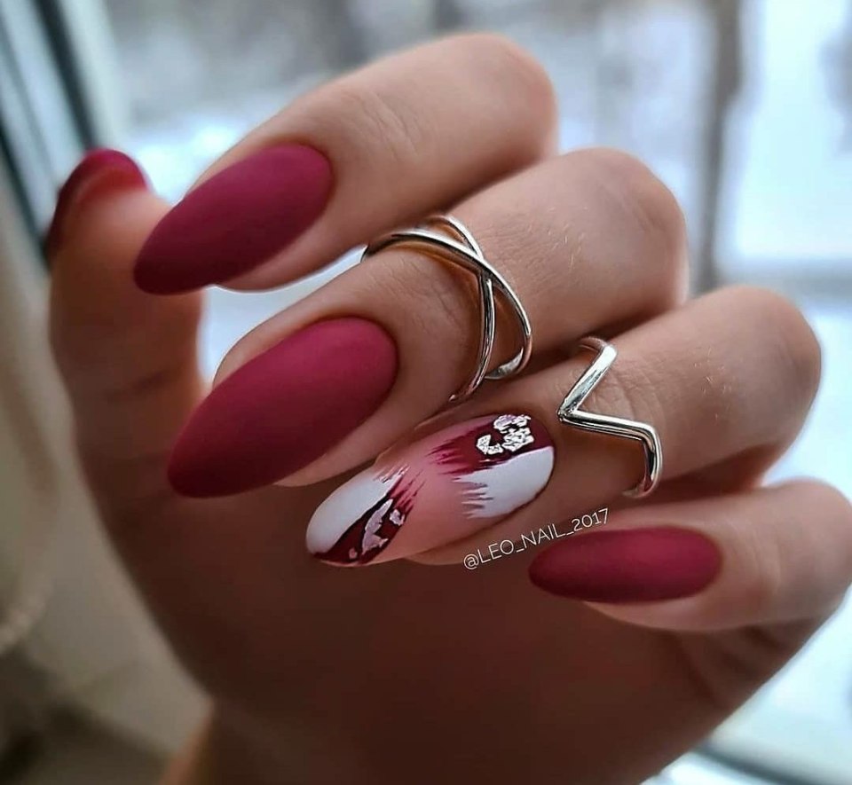 Красные ногти 2022 миндаль