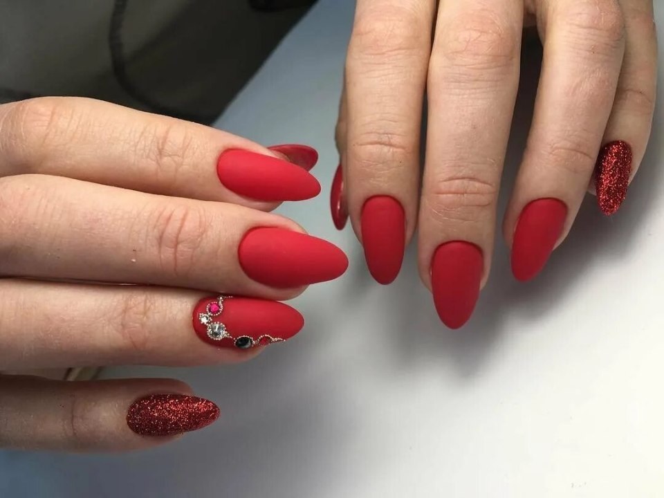 Красный маникюр 2021 миндаль матовый