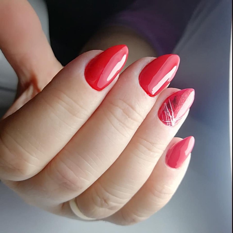 Необычный красный маникюр