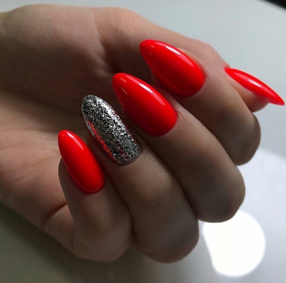 Красные ногти с блестками