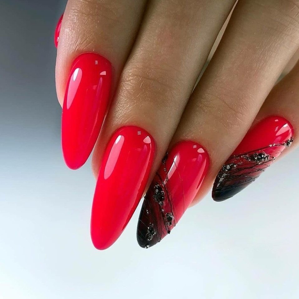 Красный маникюр 2022 миндаль