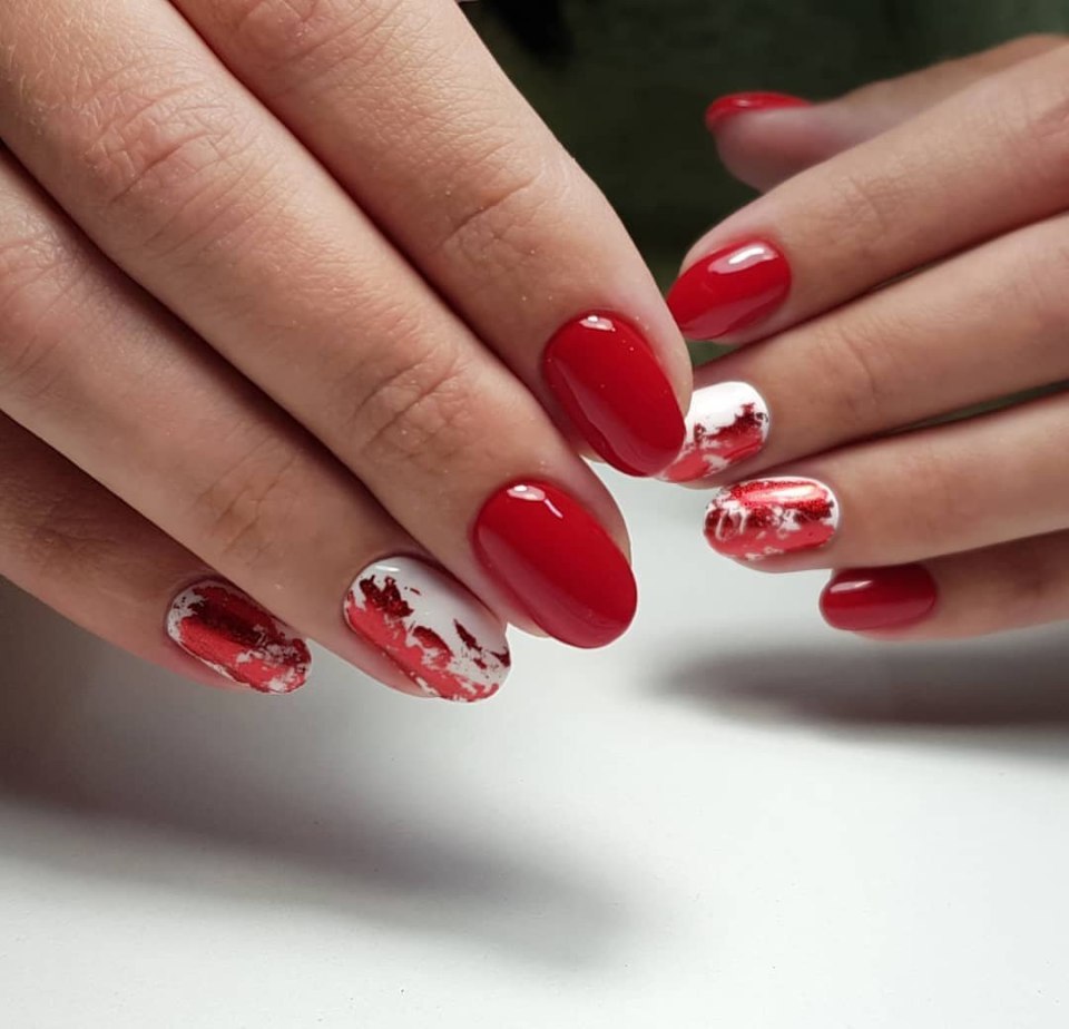 Маникюр Весна красный