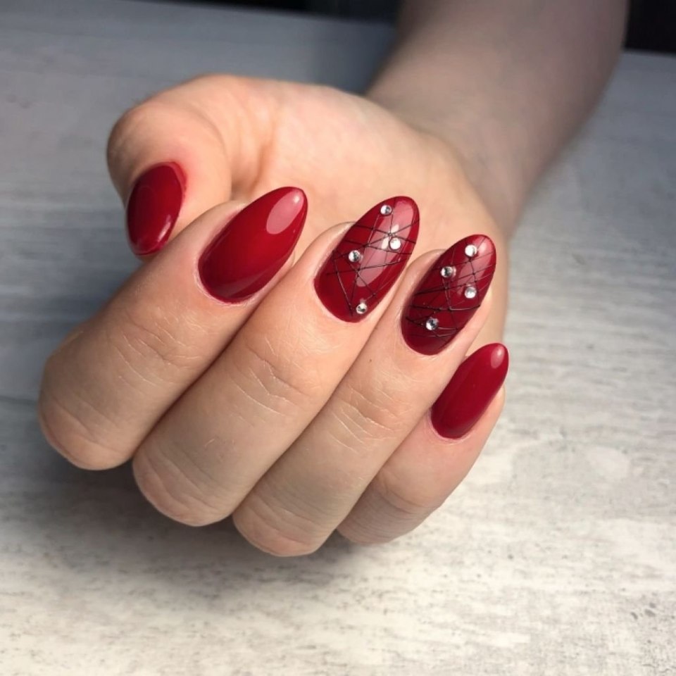 Бордовый маникюр миндальной формы