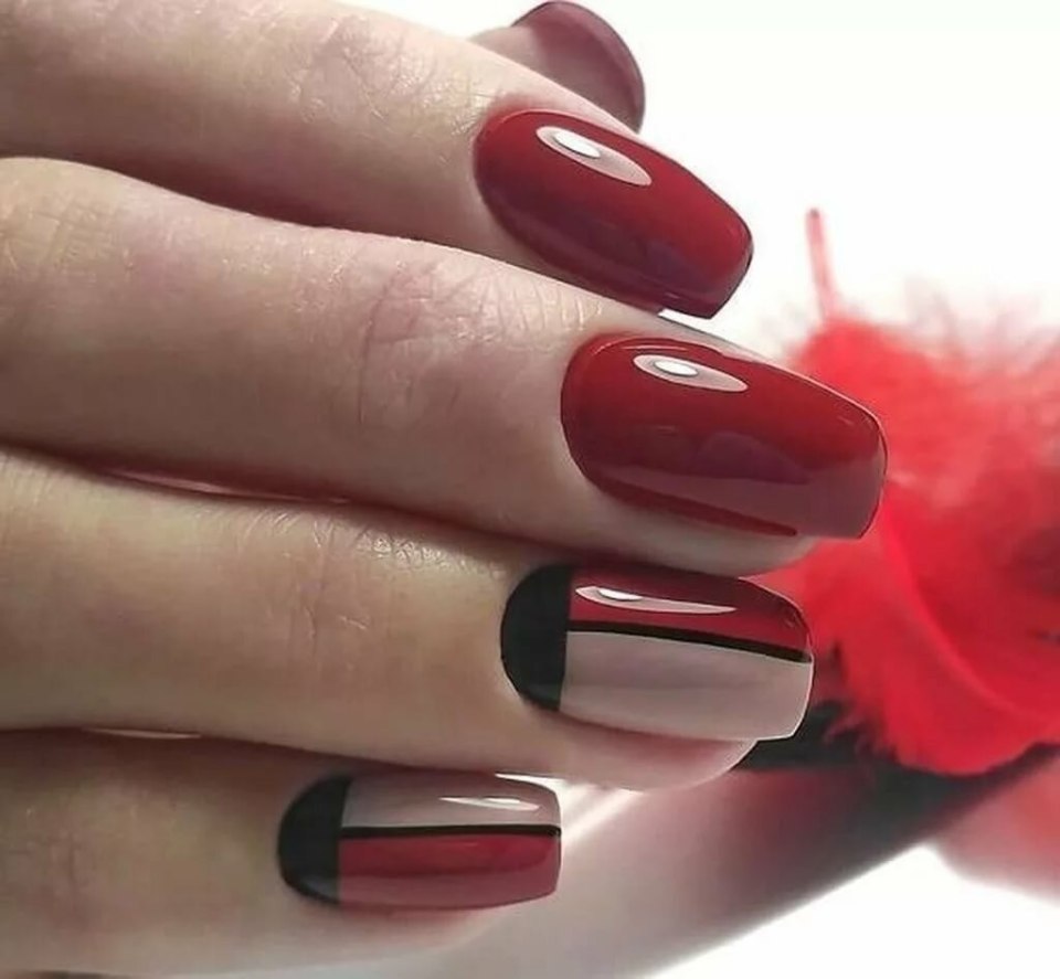 Красные ногти квадрат