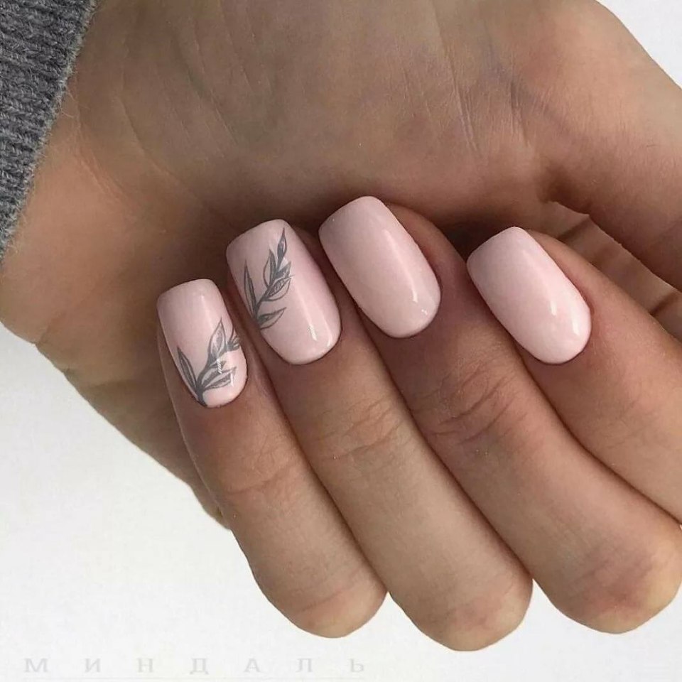 Нежный маникюр на короткие