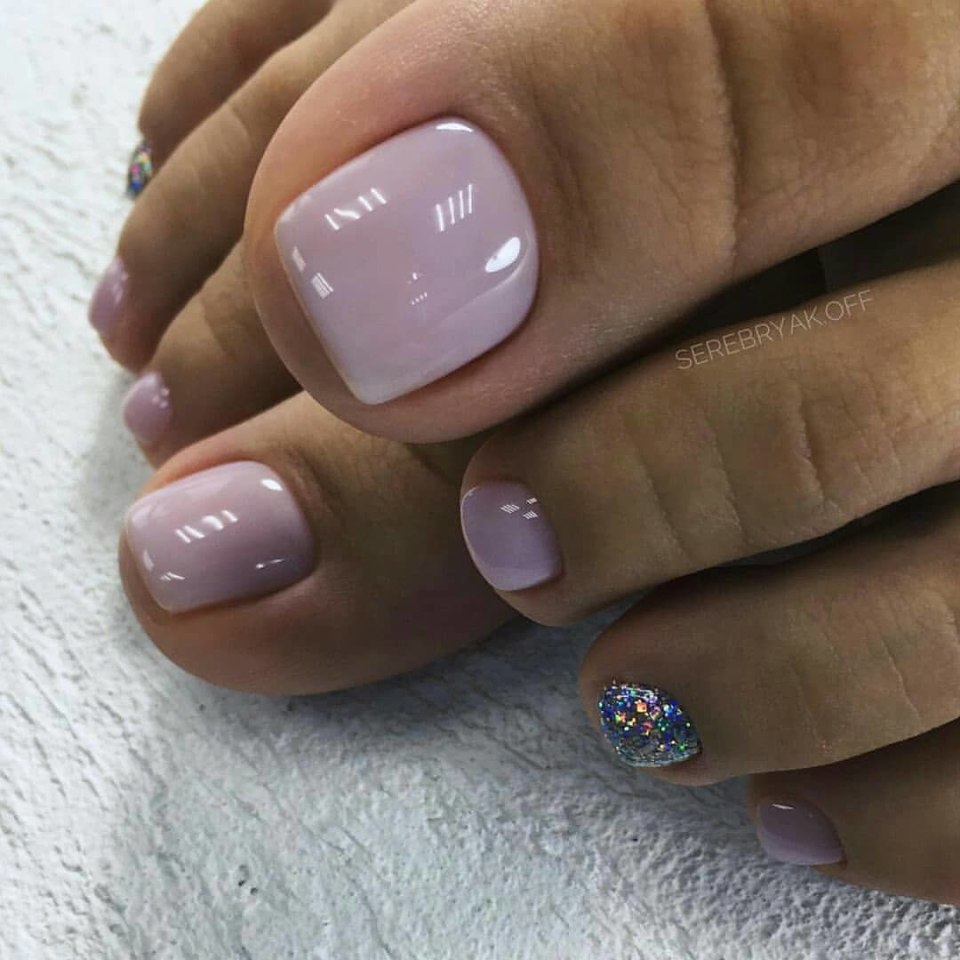 Педикюр однотонный на короткие