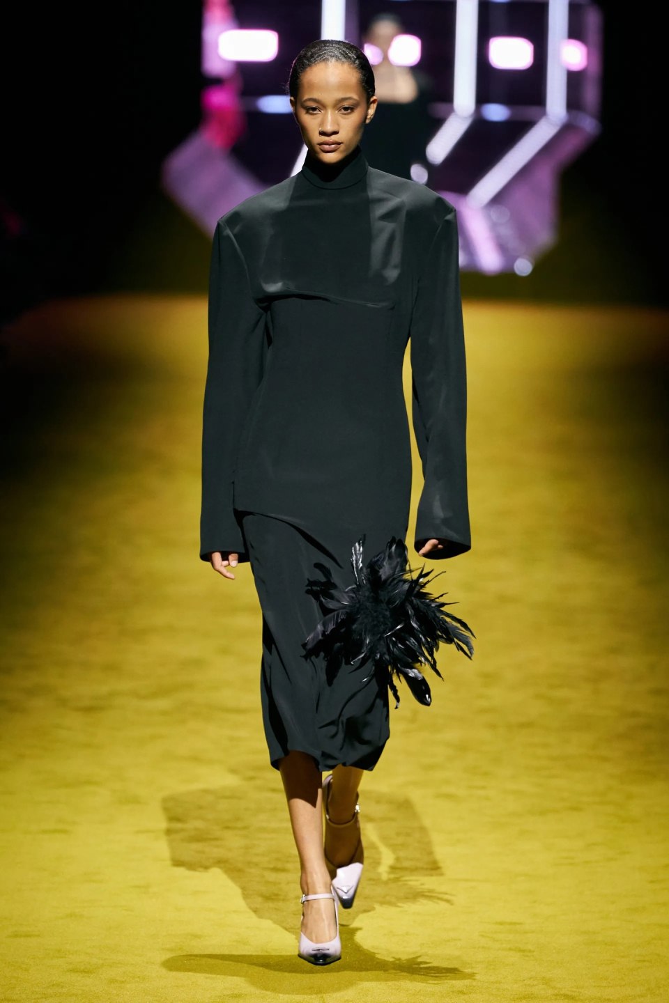 Эйса Баттерфилд показ Prada