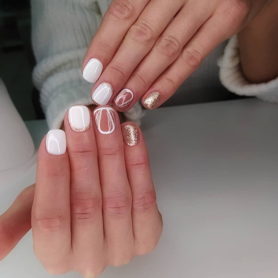 Белый френч на короткие ногти