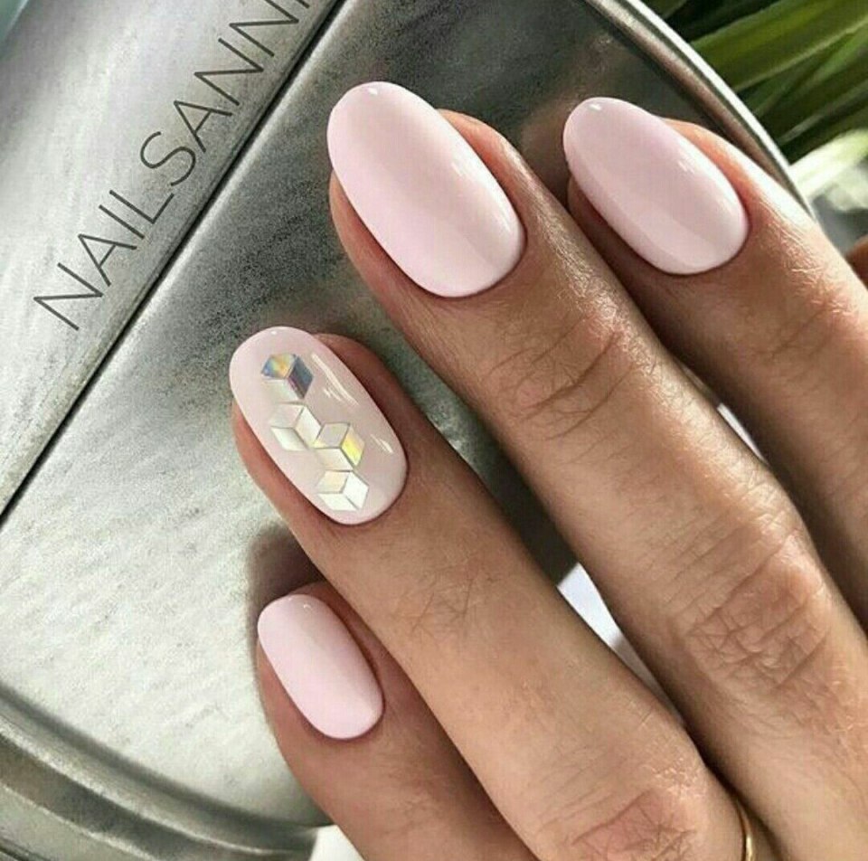 Нежный маникюр на овальные ногти