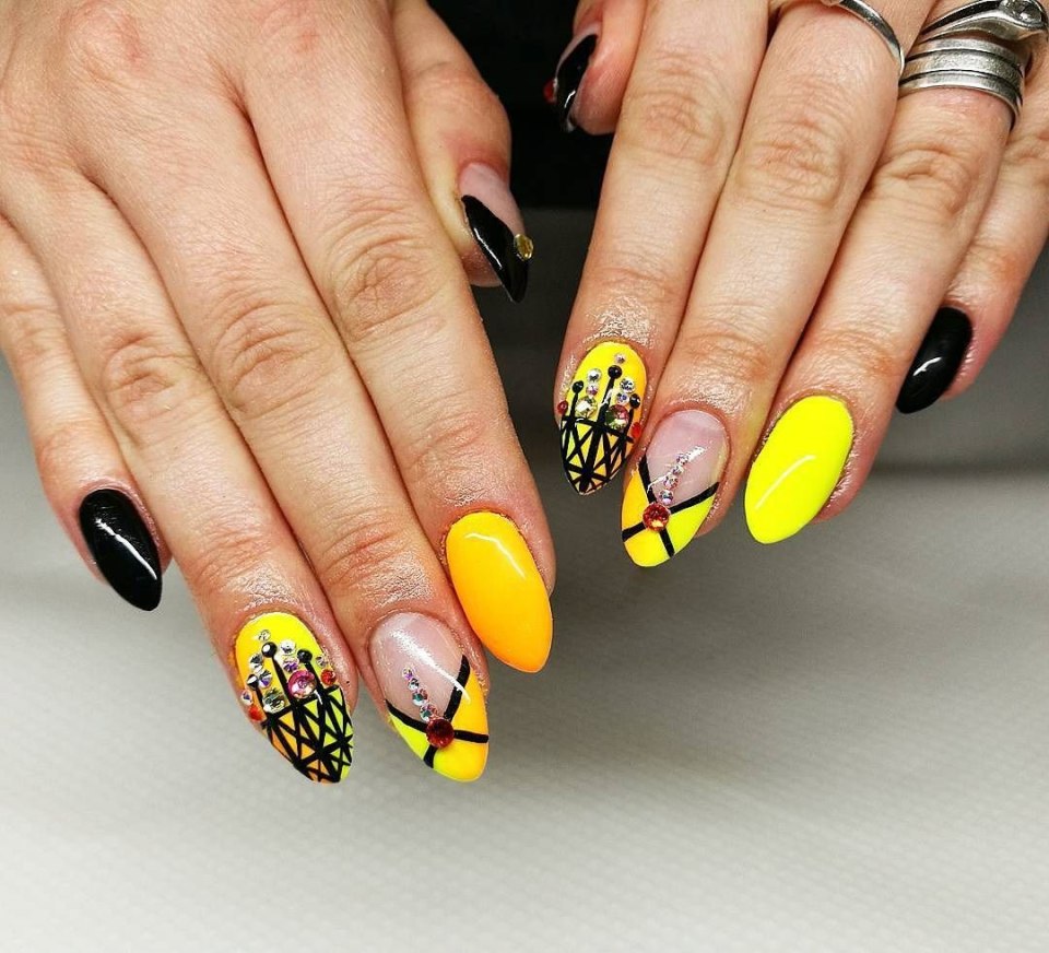 Маникюр желтый с черным френчем