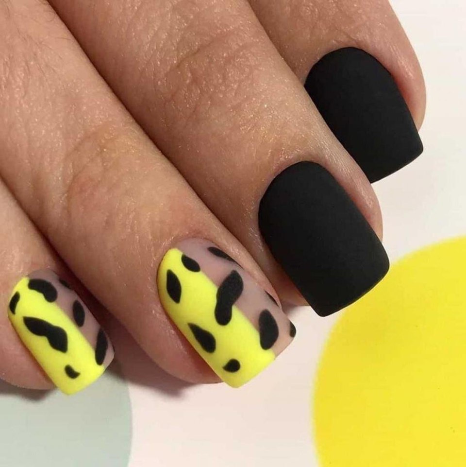 Маникюр черный с желтым 2022