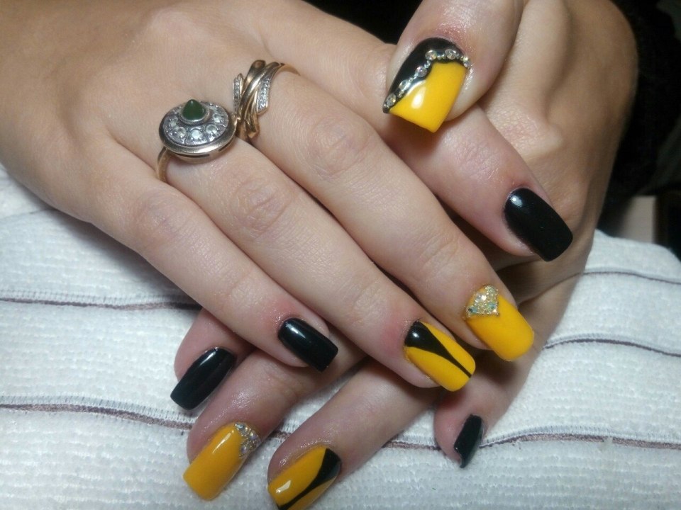 Ногти желтые с черным