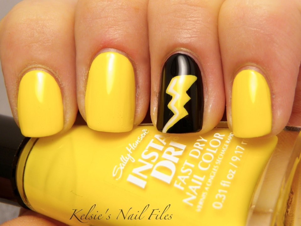 Маникюр с молнией желтой