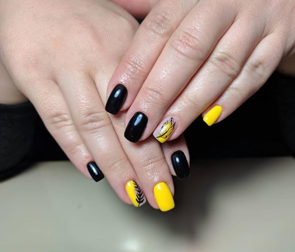 Ногти желтые с черным