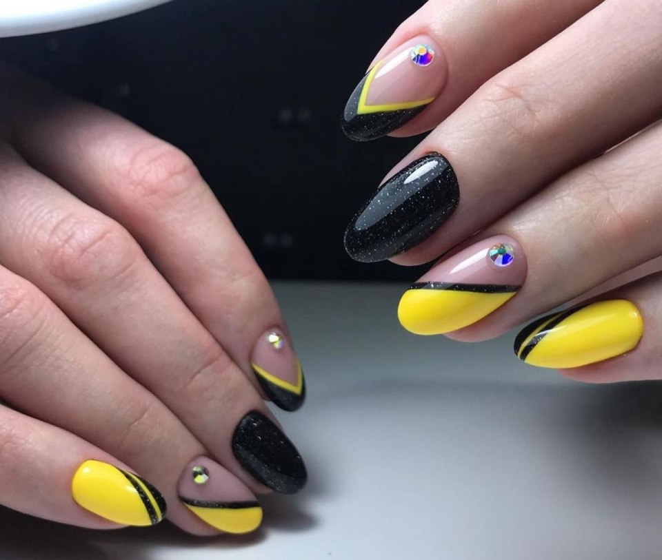 Маникюр черный с желтым 2022