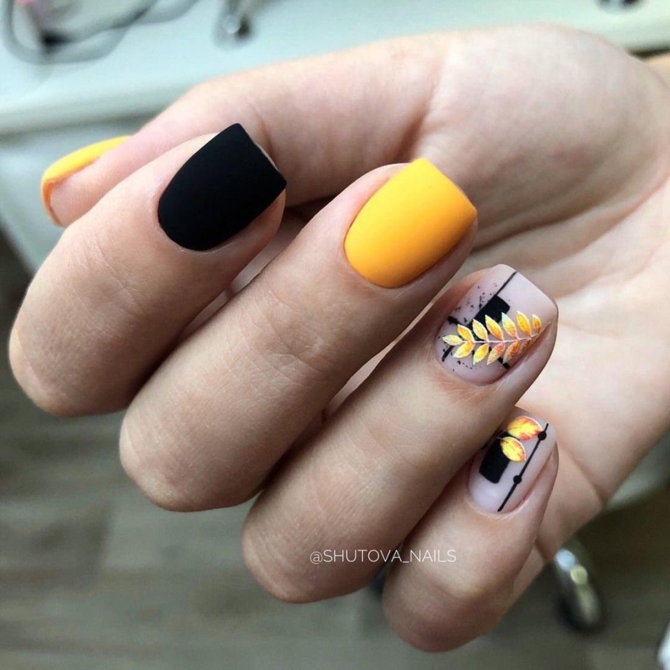 Маникюр жёлтый с чёрным матовый
