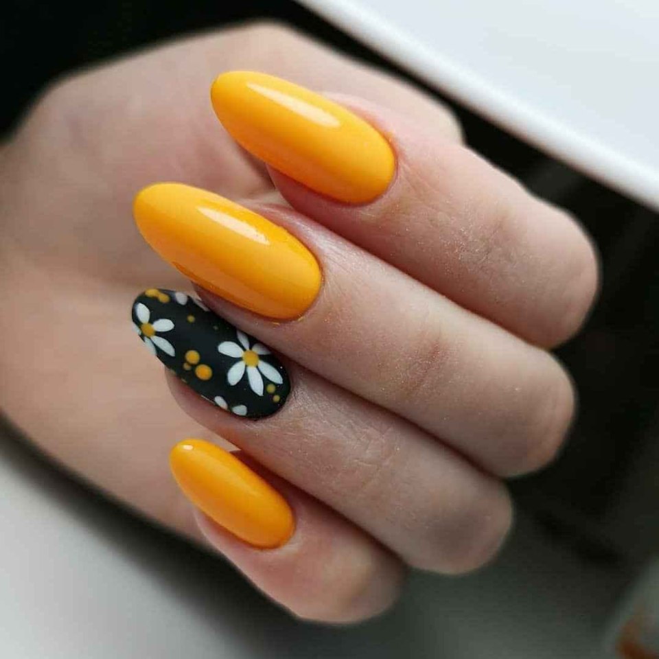 Маникюр горчичный с черным