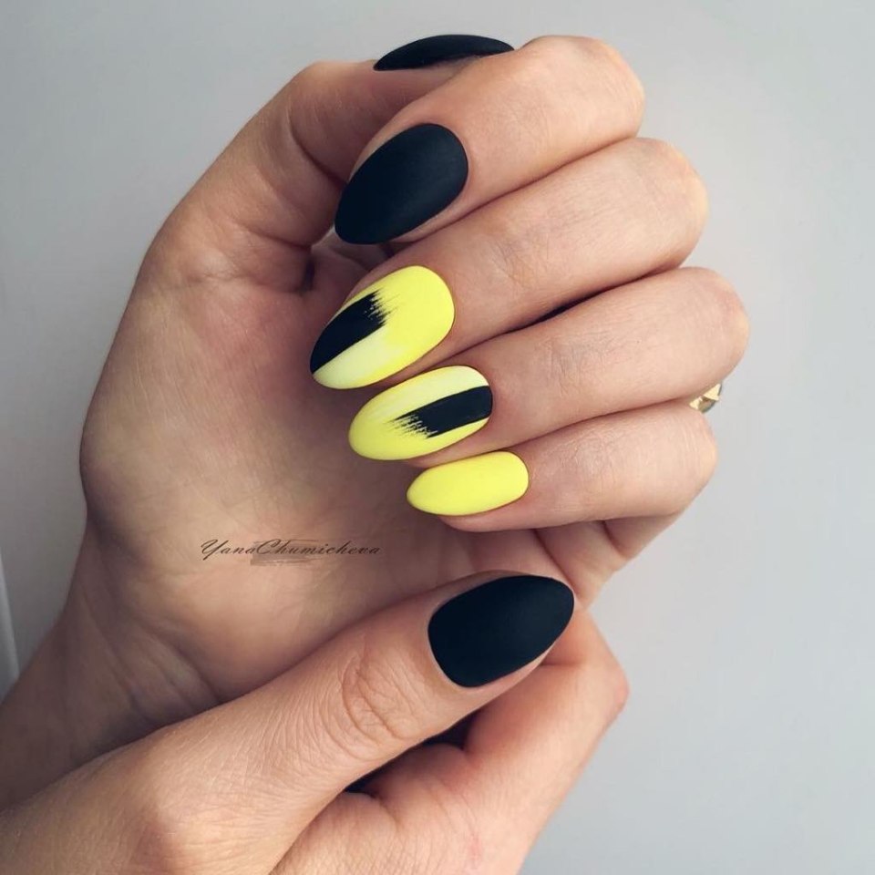 Маникюр жёлтый с чёрным