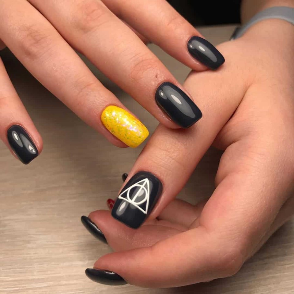 Маникюр черно желтый