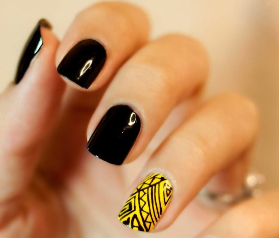 Маникюр черно желтый